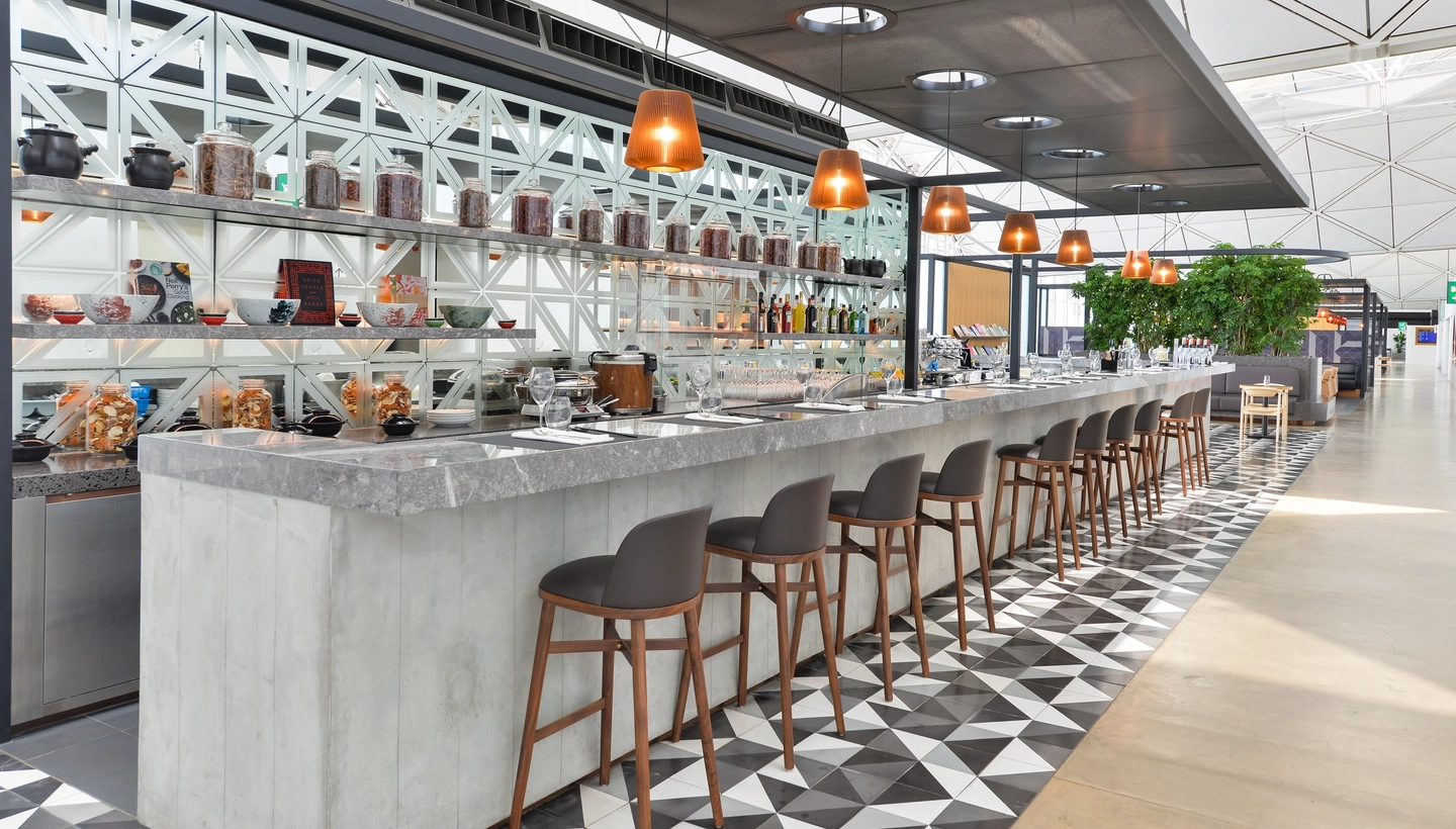 Bar in the Qantas lounge in Hong-Kong